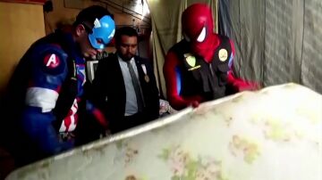 Policías se disfrazan de Thor, Capitán América, Catwoman y Spiderman para dar caza a una familia de narcotraficantes en Perú