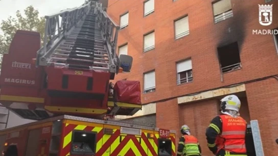Muere un hombre de 55 años en un incendio en Puente de Vallecas, Madrid Muere un hombre de 55 años en un incendio en Puente de Vallecas, Madrid