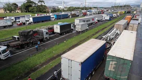 Camioneros realizan un bloqueo en la carretera Castello Branco como protesta tras la derrota del presidente, Jair Bolsonaro Camioneros realizan un bloqueo en la carretera Castello Branco como protesta tras la derrota del presidente, Jair Bolsonaro