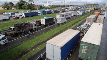 Camioneros realizan un bloqueo en la carretera Castello Branco como protesta tras la derrota del presidente, Jair Bolsonaro
