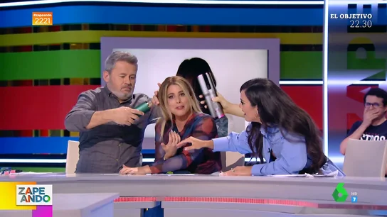 La reacción de Cristina Pedroche al rizador de pelo que usa Valeria Ros en directo: "Huele a quemado" La reacción de Cristina Pedroche al rizador de pelo que usa Valeria Ros en directo: "Huele a quemado"