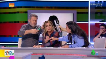 La reacción de Cristina Pedroche al rizador de pelo que usa Valeria Ros en directo: "Huele a quemado"