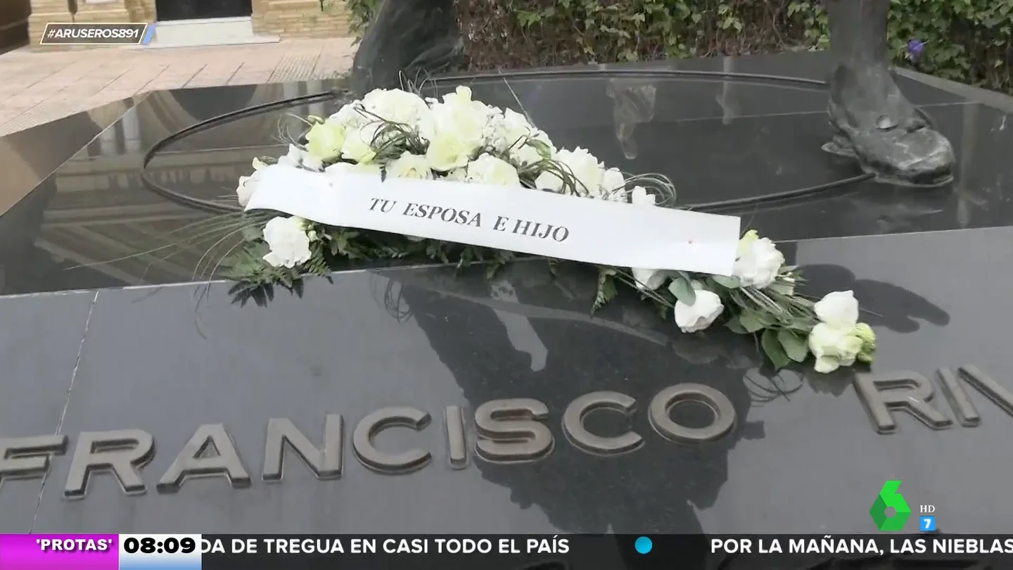 Isabel Pantoja y su gesto con Kiko Rivera: así es la corona de flores que ha enviado a la tumba de Paquirri Isabel Pantoja y su gesto con Kiko Rivera: así es la corona de flores que ha enviado a la tumba de Paquirri