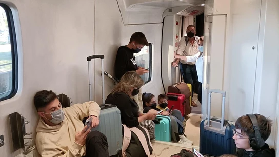 Pasajeros extremeños sentados en el suelo tras la incidencia del tren Alvia el 1 de noviembre. Pasajeros extremeños sentados en el suelo tras la incidencia del tren Alvia el 1 de noviembre.