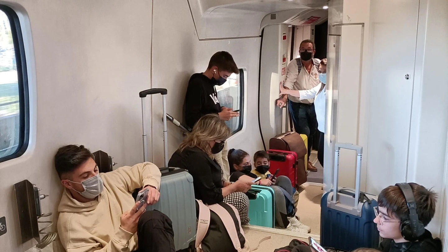 Pasajeros extremeños sentados en el suelo tras la incidencia del tren Alvia el 1 de noviembre. Pasajeros extremeños sentados en el suelo tras la incidencia del tren Alvia el 1 de noviembre.