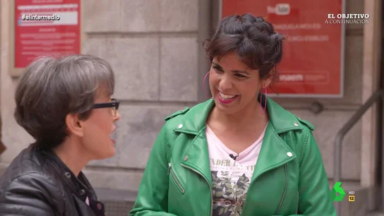 La respuesta de Teresa Rodríguez cuando Thais Villas le pregunta si es propietaria: sí, se acuerda de los bancos La respuesta de Teresa Rodríguez cuando Thais Villas le pregunta si es propietaria: sí, se acuerda de los bancos