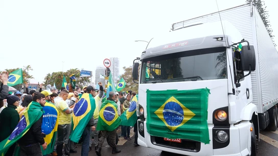 Miles de personas participan en una protesta de seguidores del expresidente Jair Bolsonaro por el resultado de las elecciones Miles de personas participan en una protesta de seguidores del expresidente Jair Bolsonaro por el resultado de las elecciones