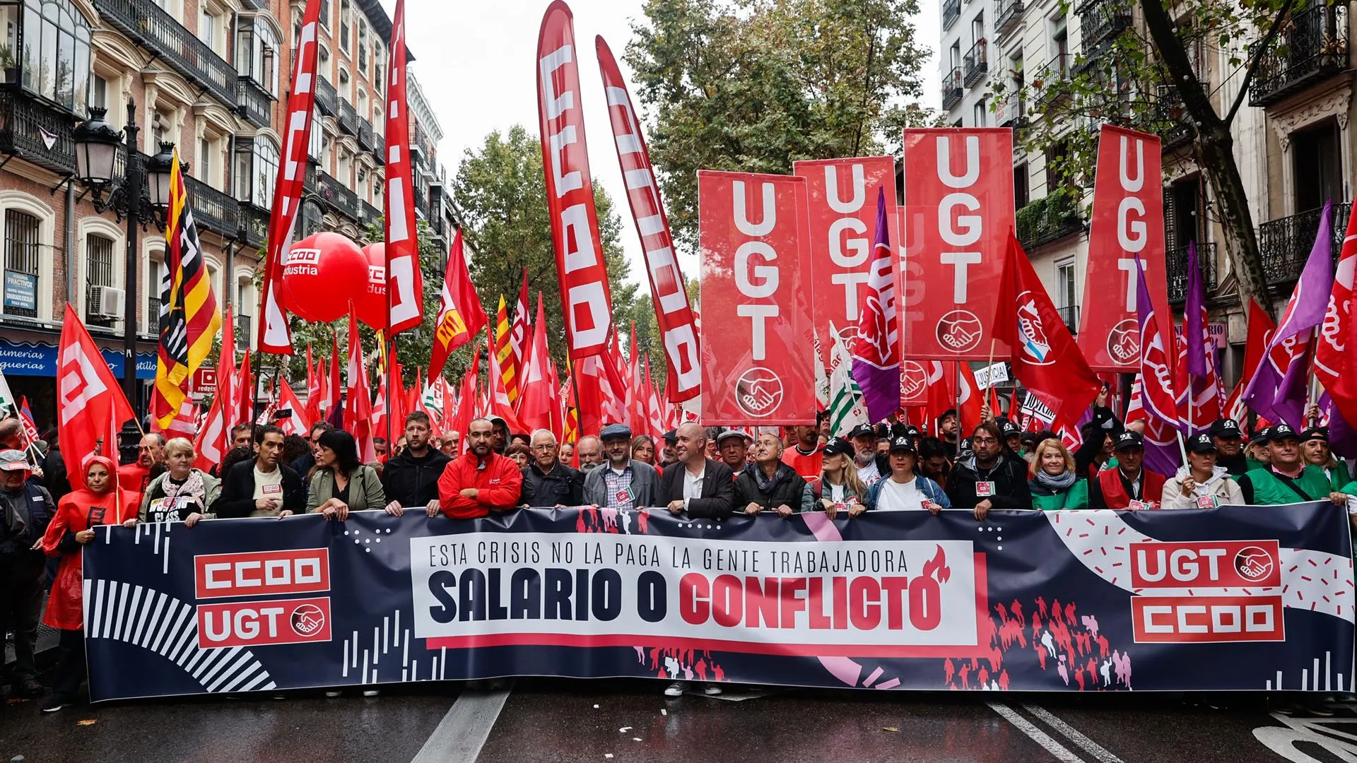 Los sindicatos salen a la calle exigiendo una subida salarial: "La lucha continúa"