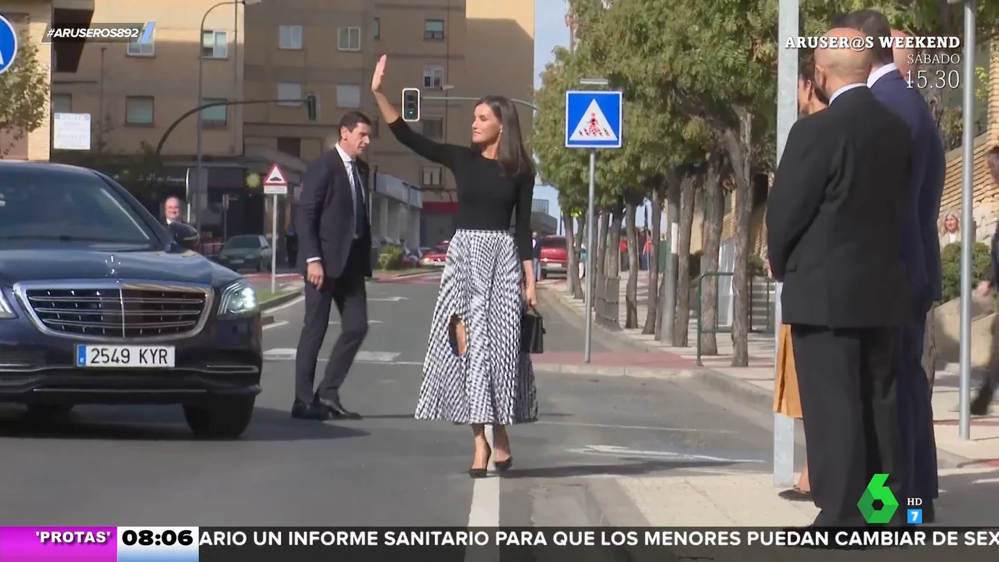 El impactante look de la reina Letizia: "Estoy esperando el comentario de Carmen Lomana" El impactante look de la reina Letizia: "Estoy esperando el comentario de Carmen Lomana"
