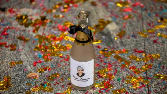 Una botella de champán con el logo de la administración de Lotería de Doña Manolita Una botella de champán con el logo de la administración de Lotería de Doña Manolita