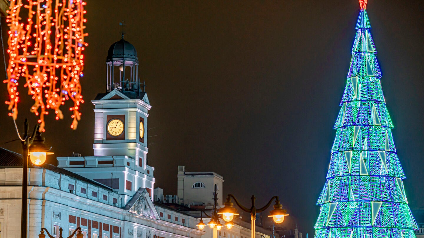 La puerta del Sol de Madrid con las luces de Navidad