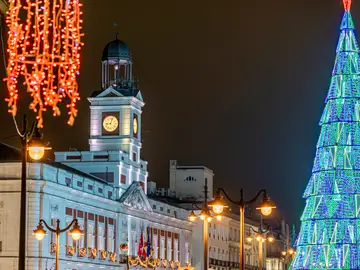 La puerta del Sol de Madrid con las luces de Navidad