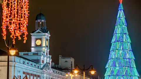 La puerta del Sol de Madrid con las luces de Navidad La puerta del Sol de Madrid con las luces de Navidad