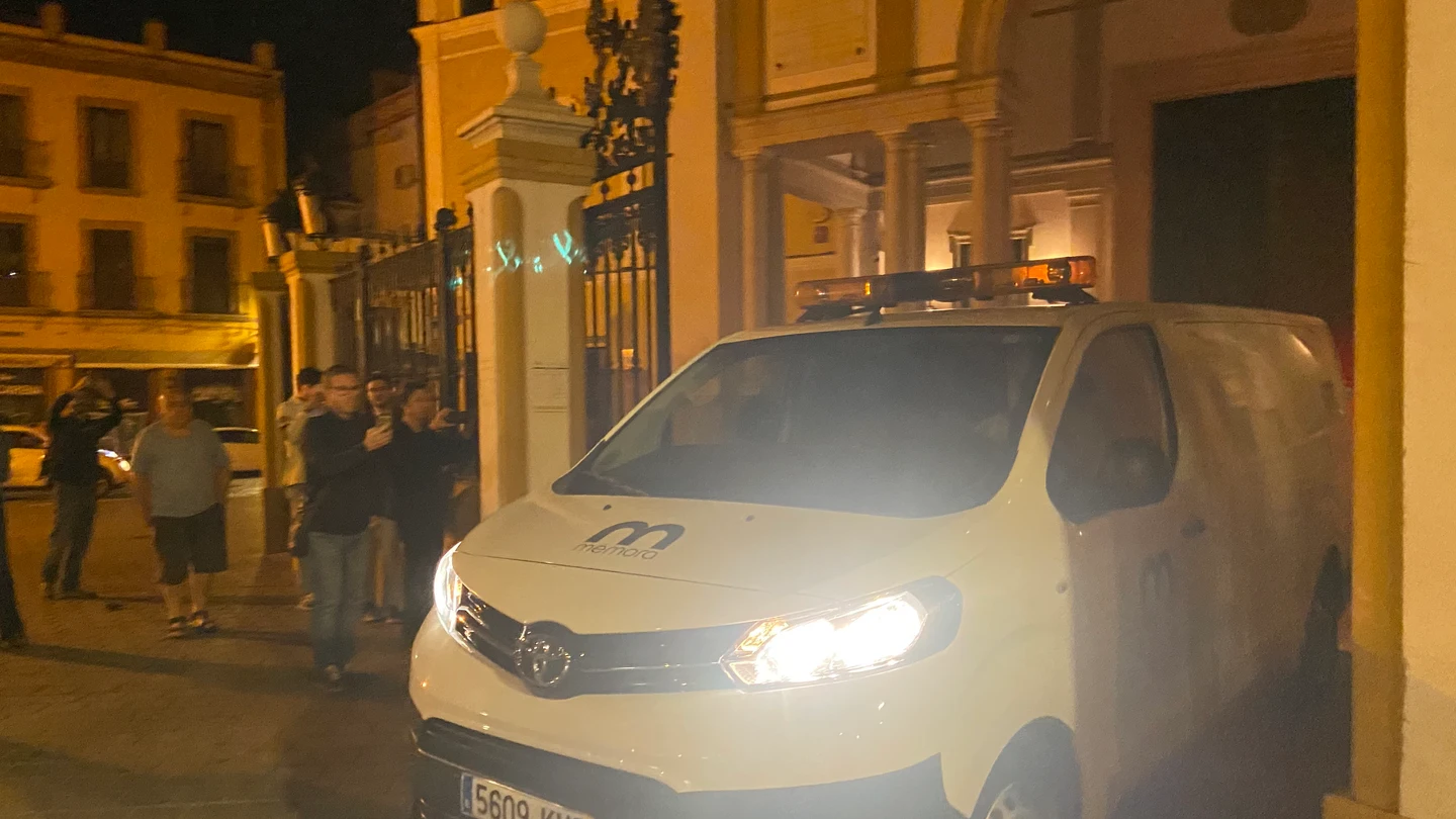 El vehículo con los restos del general Gonzalo Queipo de Llano sale de la Basílica de la Macarena, en Sevilla, donde se ha procedido a su exhumación. El vehículo con los restos del general Gonzalo Queipo de Llano sale de la Basílica de la Macarena, en Sevilla, donde se ha procedido a su exhumación.