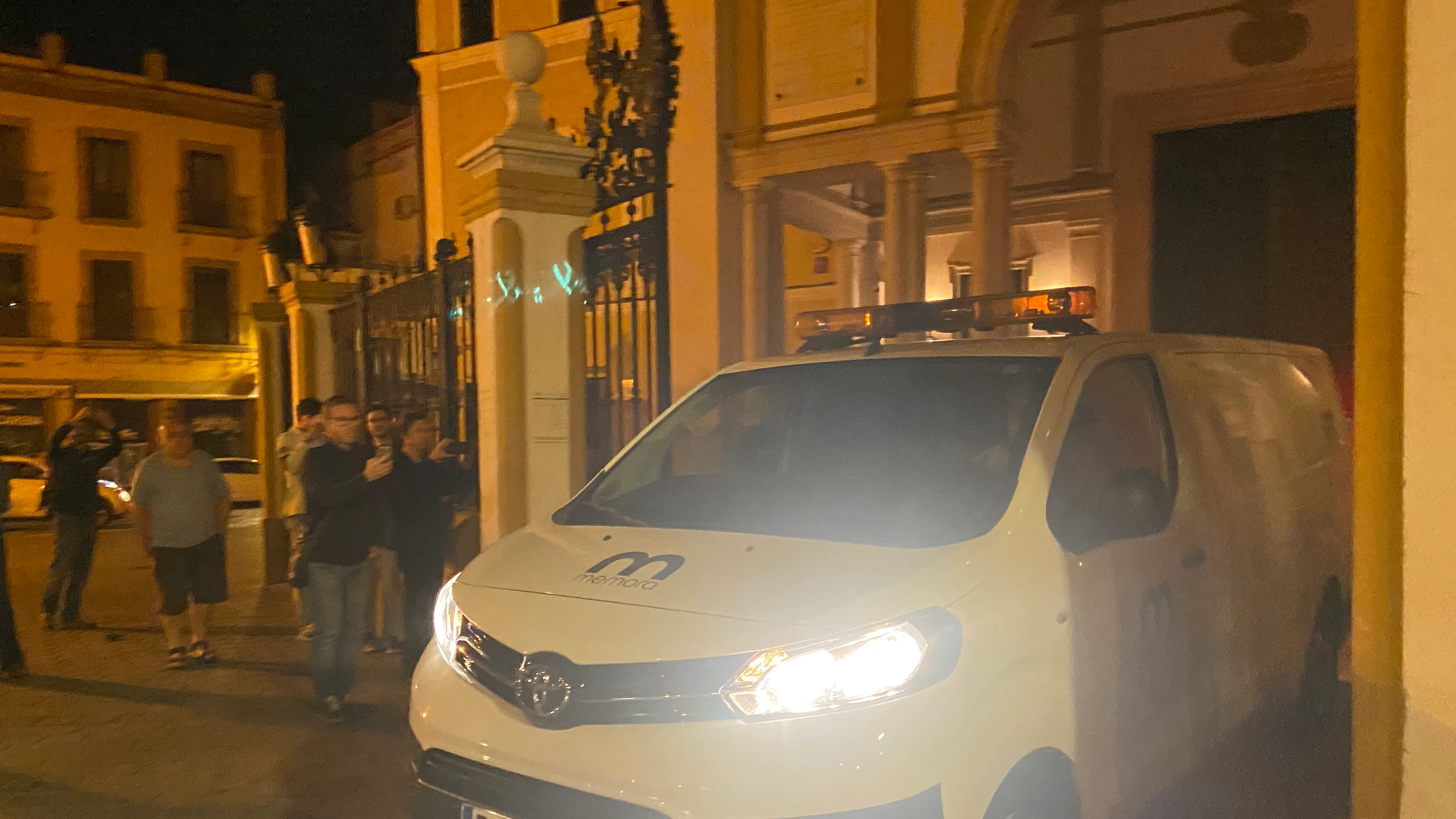 El vehículo con los restos del general Gonzalo Queipo de Llano sale de la Basílica de la Macarena, en Sevilla, donde se ha procedido a su exhumación.