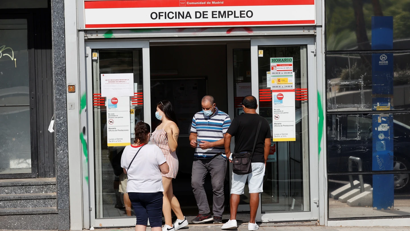 El paro cae en 27.027 personas y marca el mayor descenso en un mes de octubre El paro cae en 27.027 personas y marca el mayor descenso en un mes de octubre