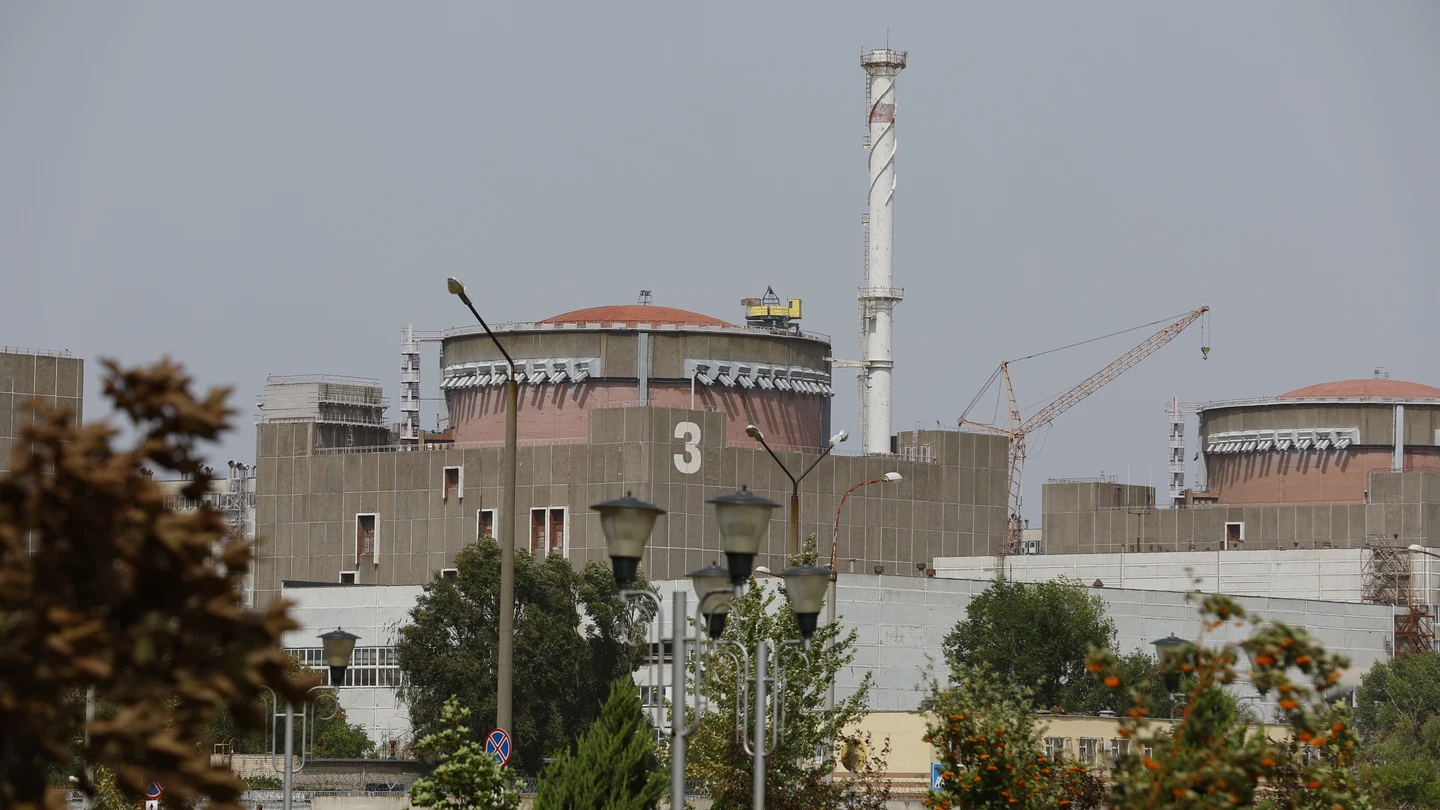 La central nuclear de Zaporiyia se vuelve a quedar sin energía tras un bombardeo ruso La central nuclear de Zaporiyia se vuelve a quedar sin energía tras un bombardeo ruso