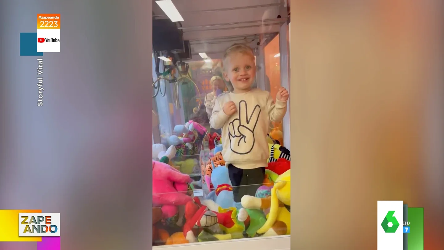 El viral de un niño que se cuela en una máquina de sacar peluches El viral de un niño que se cuela en una máquina de sacar peluches