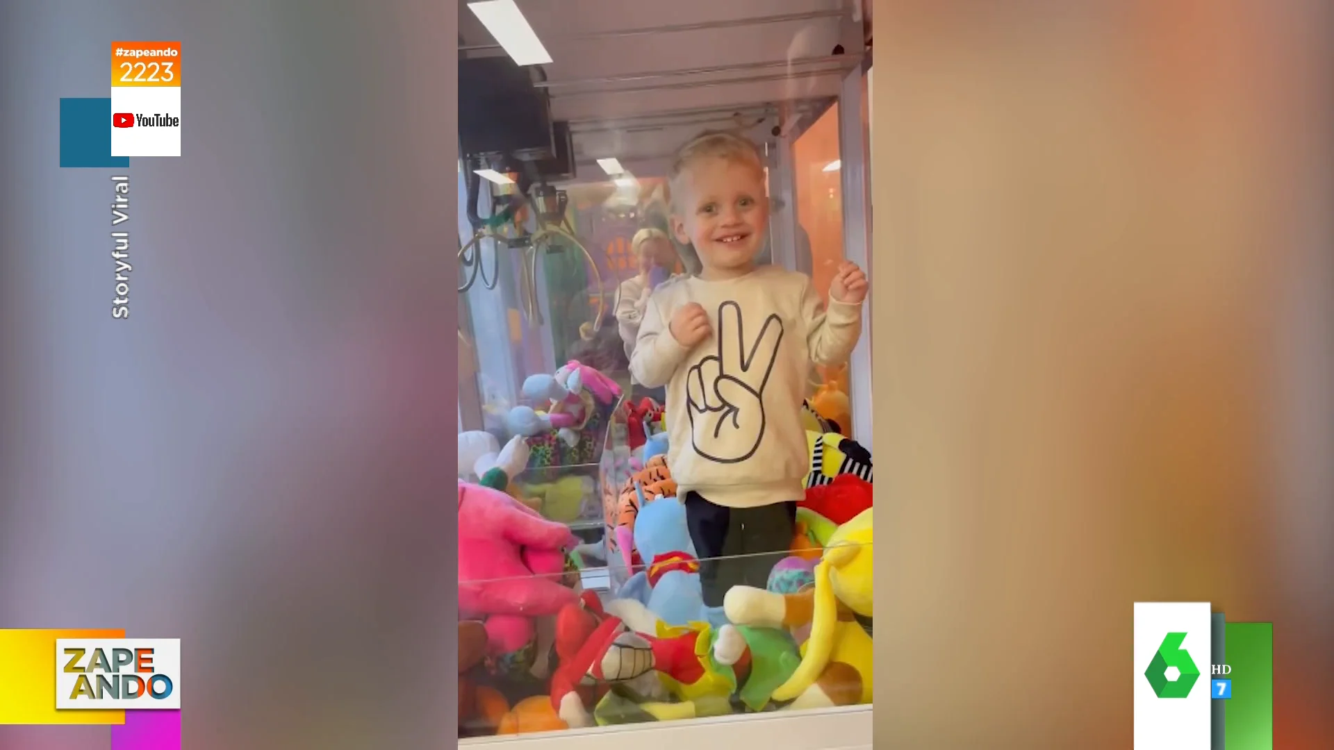 El viral de un niño que se cuela en una máquina de sacar peluches