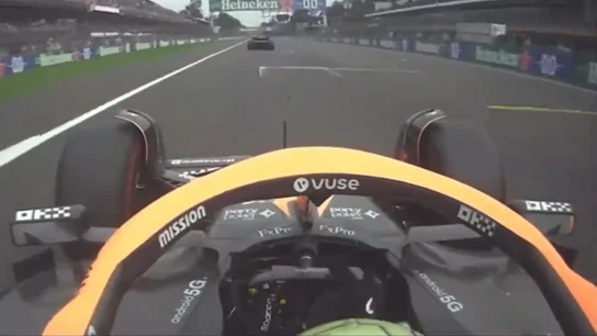 Daniel Ricciardo, haciendo el gesto de una pistola con los dedos Daniel Ricciardo, haciendo el gesto de una pistola con los dedos