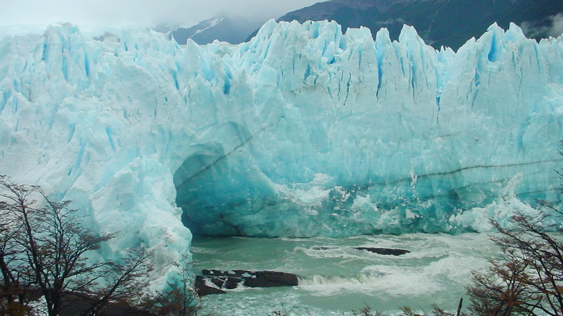 Imagen de archivo de bloques de hielo que se desprenden del puente natural del glaciar Perito Moreno y caen en aguas del Lago Argentino, en el Parque Nacional Los Glaciares. 