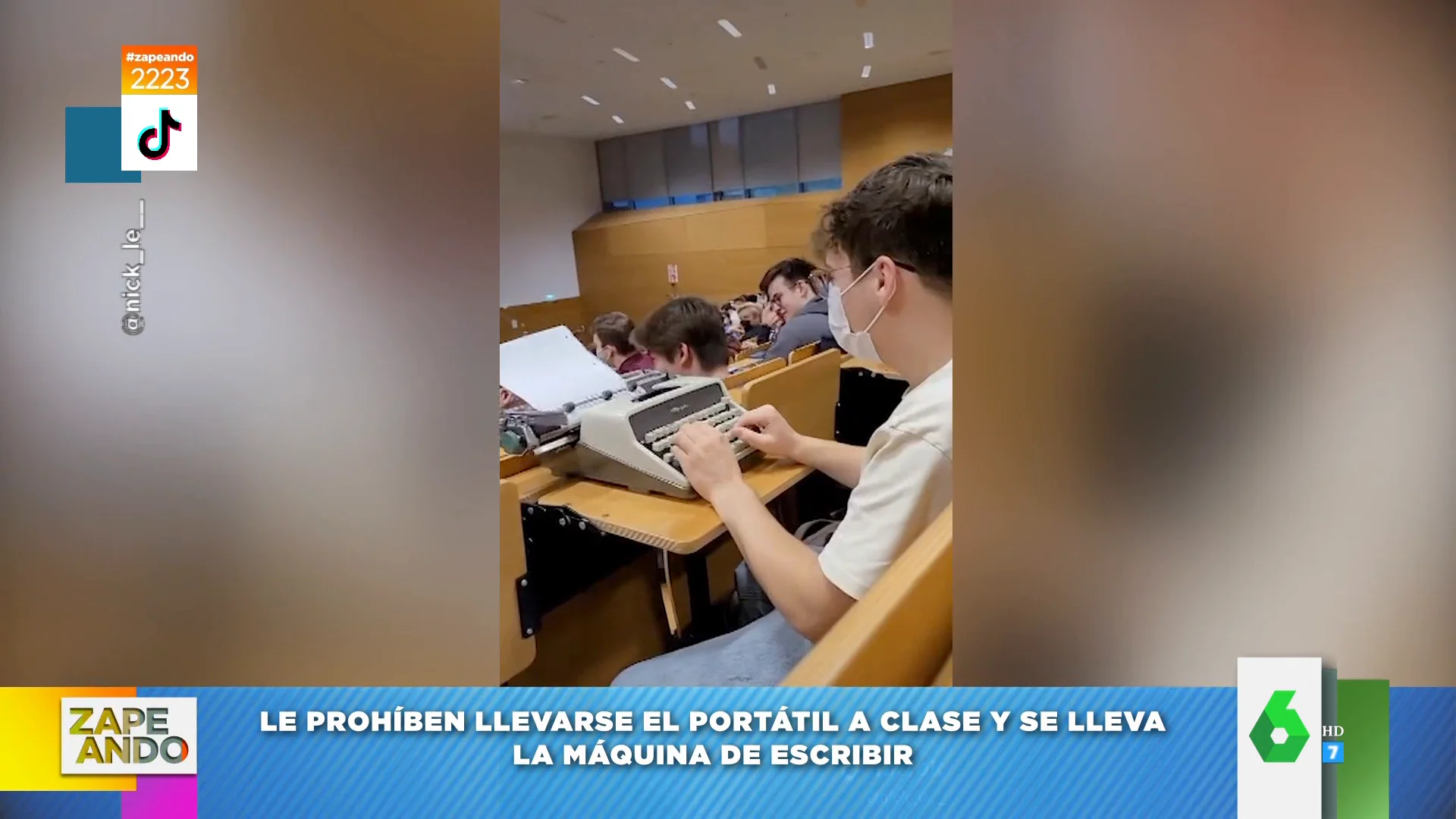 Vídeo viral de un estudiante escribiendo con máquina de escribir en clase