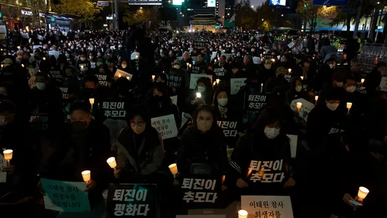 Miles de personas lloran a las víctimas de la tragedia de Seúl y piden la dimisión del presidente surcoreano Miles de personas lloran a las víctimas de la tragedia de Seúl y piden la dimisión del presidente surcoreano