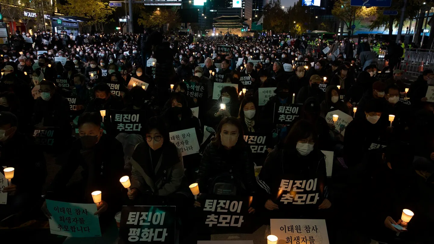 Miles de personas lloran a las víctimas de la tragedia de Seúl y piden la dimisión del presidente surcoreano Miles de personas lloran a las víctimas de la tragedia de Seúl y piden la dimisión del presidente surcoreano