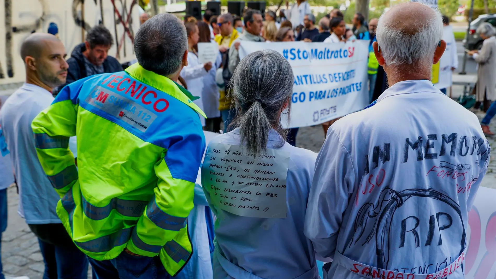 Sanitarios y vecinos protestan durante el segundo día de paros ante el nuevo modelo de Urgencias en Madrid
