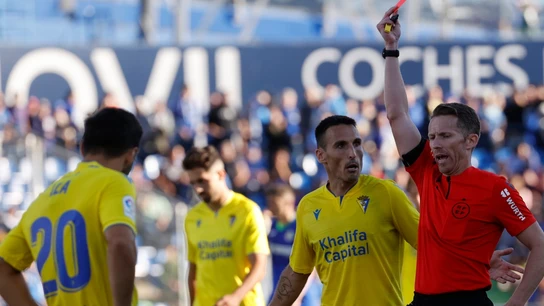Hernández Hernández saca una roja Hernández Hernández saca una roja