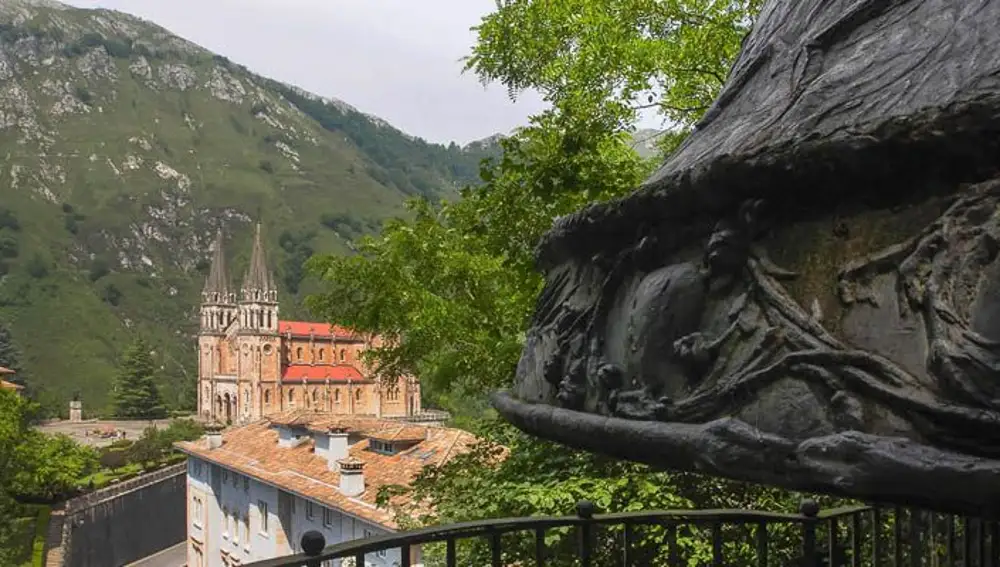 Campanona y Basílica de Covadonga