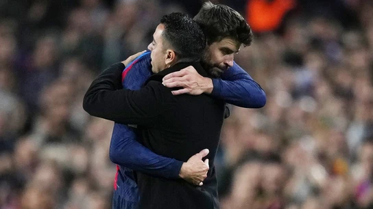 El abrazo entre Piqué y Xavi en el Camp Nou El abrazo entre Piqué y Xavi en el Camp Nou
