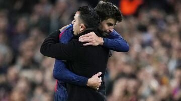 El abrazo entre Piqué y Xavi en el Camp Nou