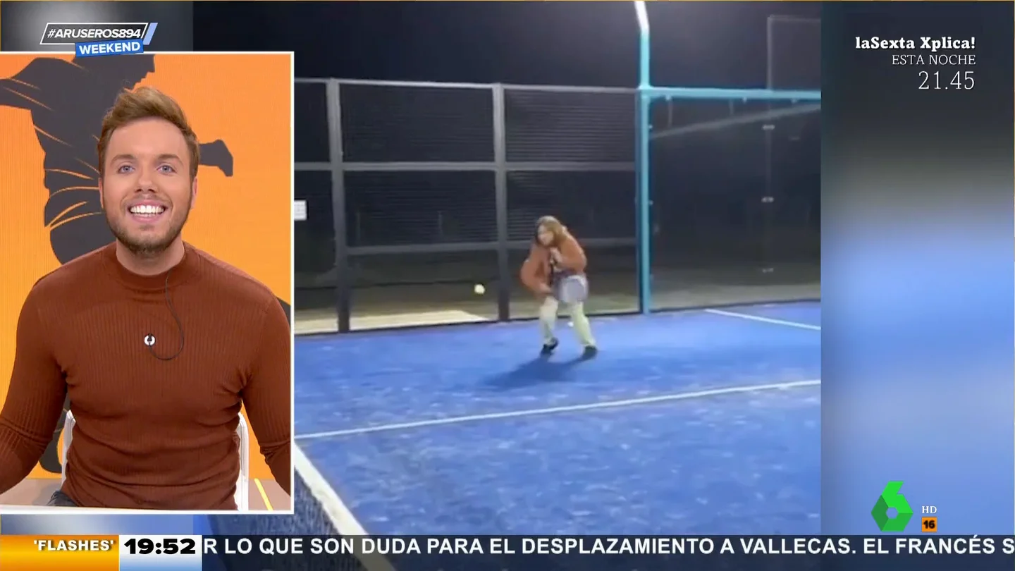 Invitan a su madre a jugar al pádel y la mujer se cae a los diez segundos Invitan a su madre a jugar al pádel y la mujer se cae a los diez segundos