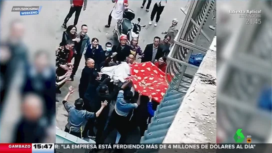 Espectacular rescate de un niño de dos años que cae de un tejado Espectacular rescate de un niño de dos años que cae de un tejado