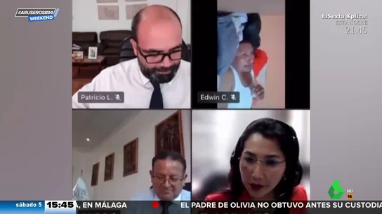 Un político, pillado tumbado en la cama en camiseta interior y comiendo durante una reunión online Un político, pillado tumbado en la cama en camiseta interior y comiendo durante una reunión online