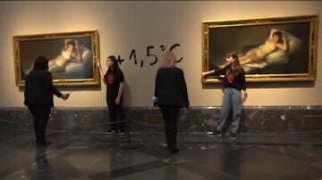 Momento en el que dos activistas se han pegado a los marcos de los cuadros de 'Las Majas' de Goya