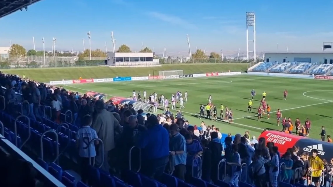 Momento del desalojo del Di Stefano en el Castilla - Pontevedra