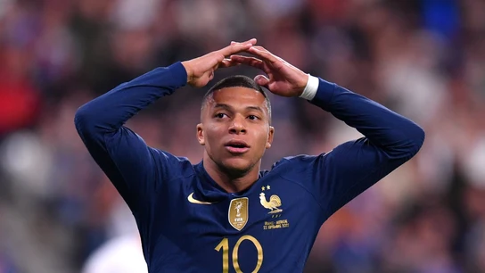 Kylian Mbappé en un partido con Francia Kylian Mbappé en un partido con Francia