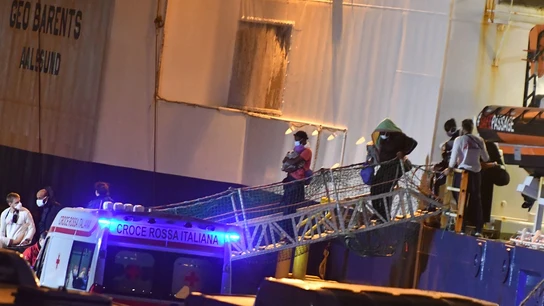 Migrantes bajando del 'Humanity 1' Migrantes bajando del 'Humanity 1'