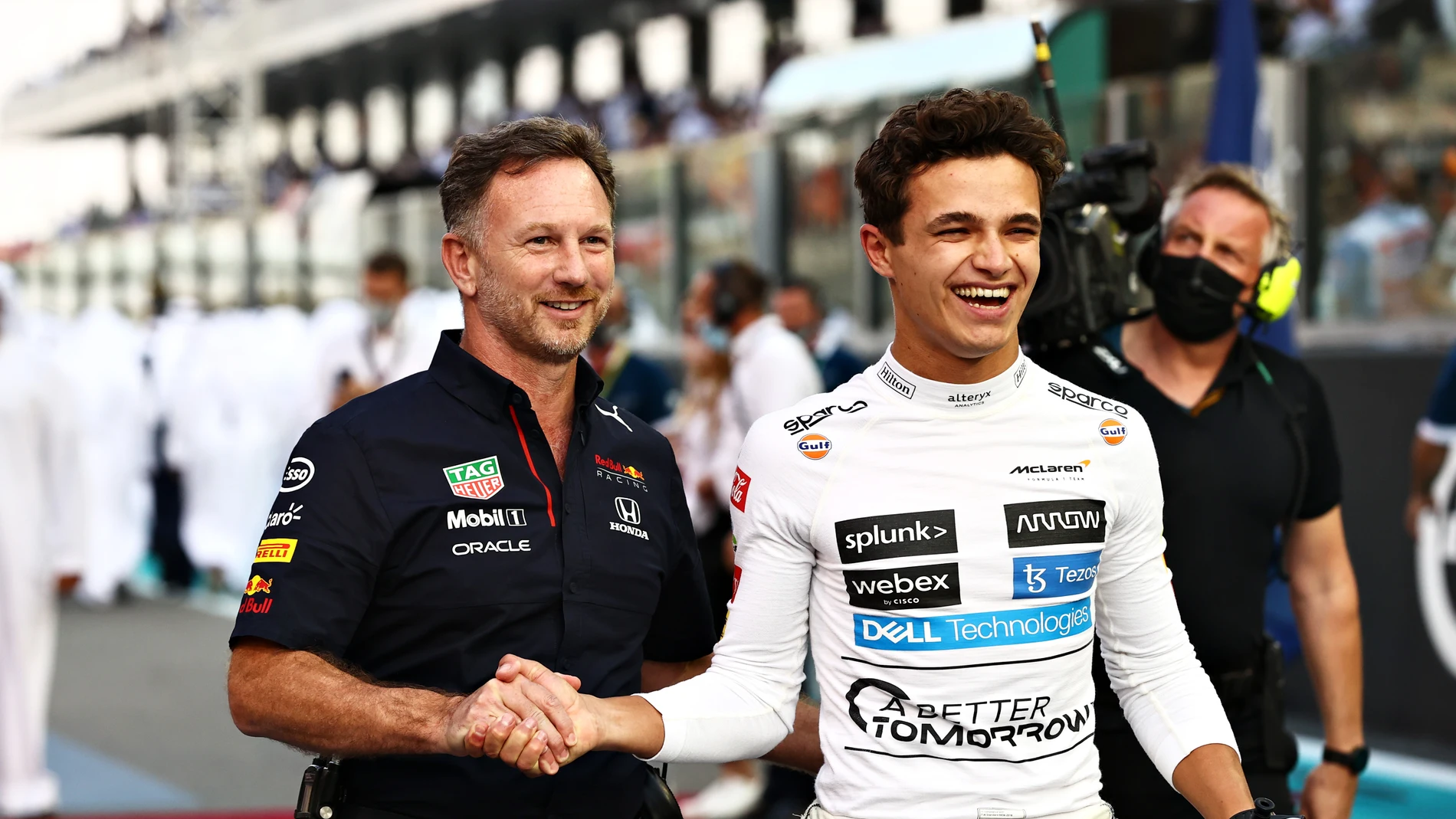 Lando Norris dándose la mano con Christian Horner