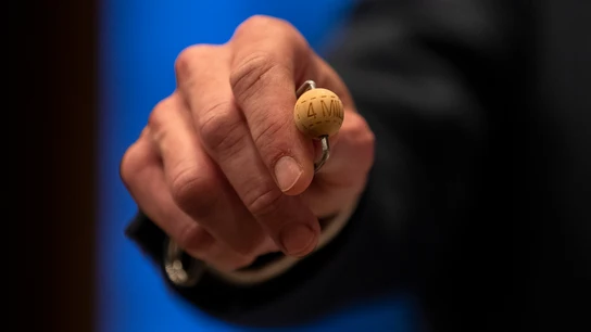 La bola de los cuatro millones de euros, la que entrega el Gordo de la Lotería de Navidad La bola de los cuatro millones de euros, la que entrega el Gordo de la Lotería de Navidad
