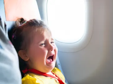 Bebé llorando en un avión Bebé llorando en un avión