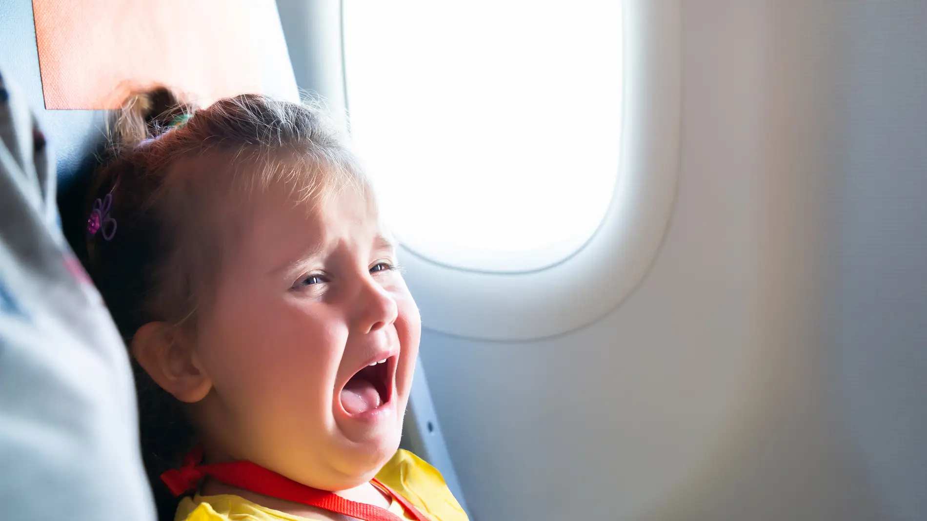 Bebé llorando en un avión