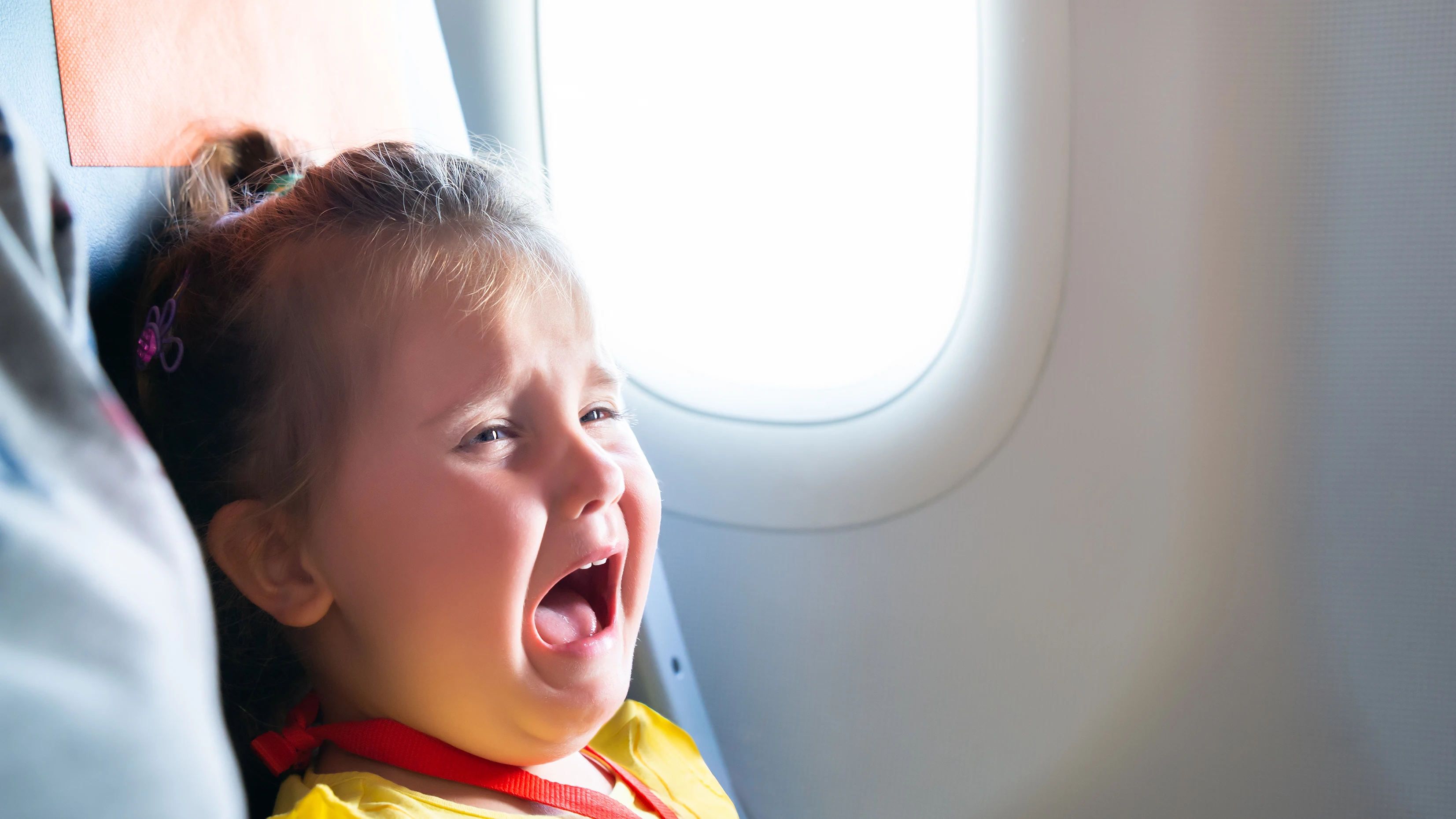 Bebé llorando en un avión Bebé llorando en un avión