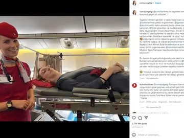 La mujer más alta del mundo, Rumeysa Gelgi, viajando en avión La mujer más alta del mundo, Rumeysa Gelgi, viajando en avión