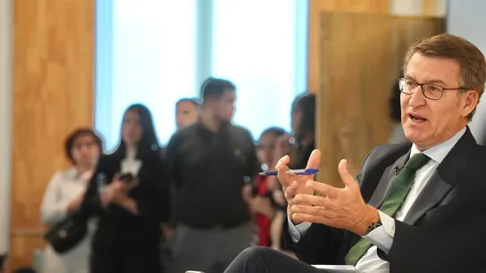 El líder del PP, Alberto Núñez Feijóo, interviene en una charla en Buenos Aires. El líder del PP, Alberto Núñez Feijóo, interviene en una charla en Buenos Aires.