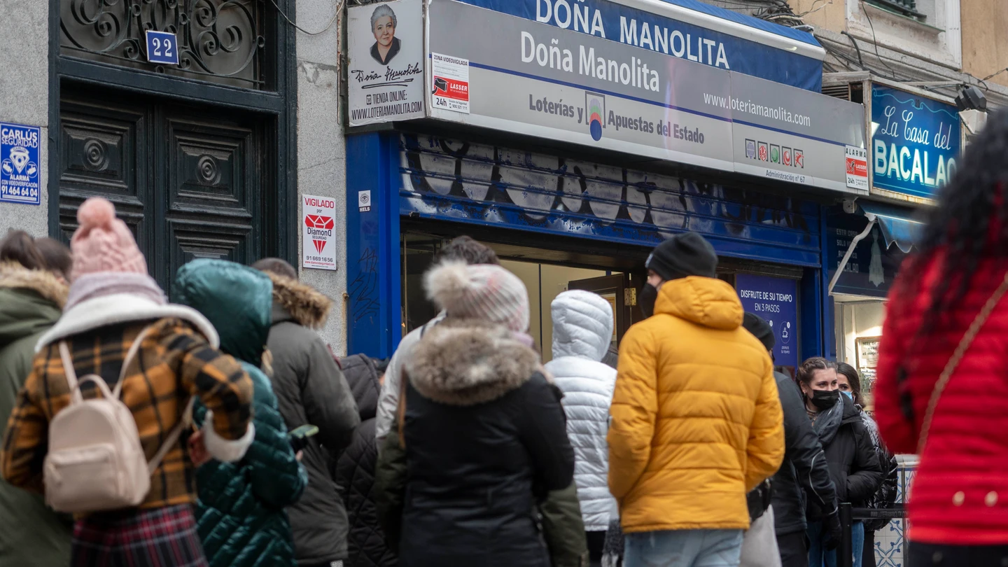 Cómo comprar Lotería de Navidad sin tener que esperar largas colas como las de Doña Manolita Cómo comprar Lotería de Navidad sin tener que esperar largas colas como las de Doña Manolita