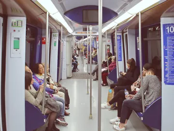 Pasajeros en el metro de Madrid Pasajeros en el metro de Madrid