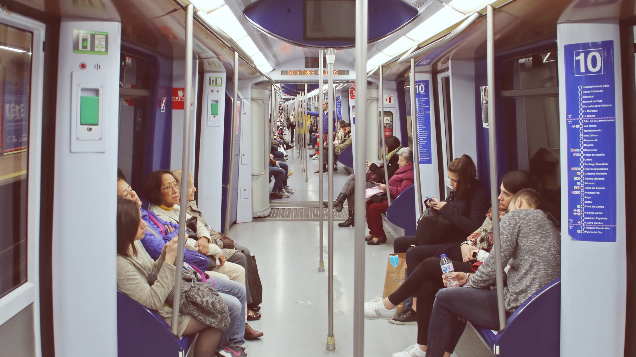 Pasajeros en el metro de Madrid